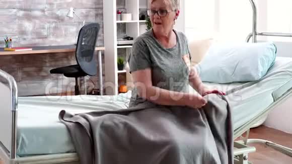 帮助残疾老人的女医生视频的预览图