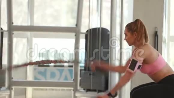 年轻女子在体育馆里用战绳练习视频的预览图