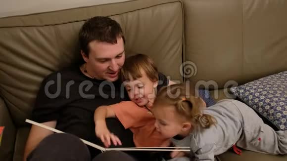 爸爸给沙发上的孩子读书视频的预览图