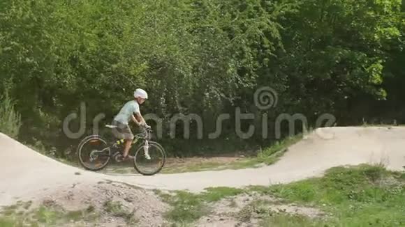 在山上开极端自行车视频的预览图