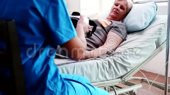 女护士帮助老年妇女护理院视频的预览图