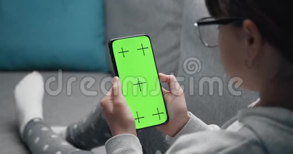 智能手机空白屏幕上女生刷卡的背面视图视频的预览图