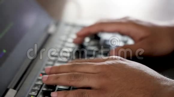 在键盘上打字的人的手视频的预览图