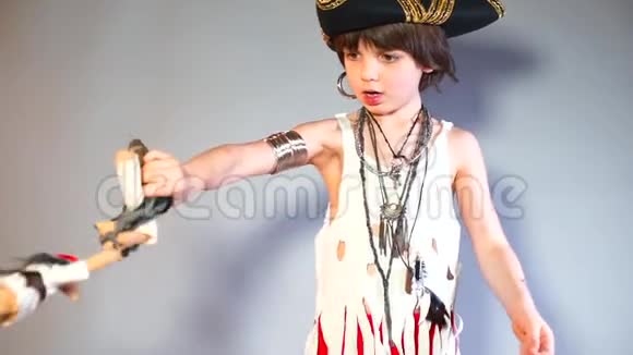 一个穿着海盗服装的孩子和海盗娃娃玩视频的预览图