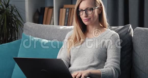 成熟的商务女性在家工作笔记本电脑视频的预览图