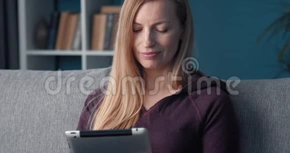 坐在公寓里用平板电脑的女士画像视频的预览图