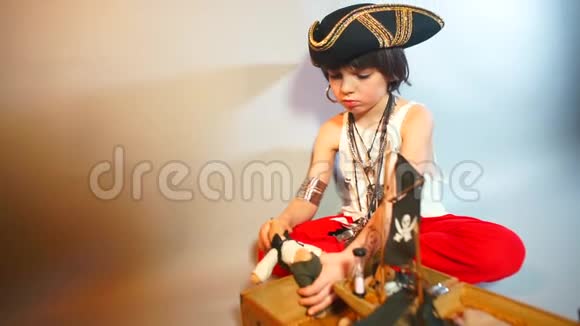 穿着海盗服装的男孩在剧院表演视频的预览图