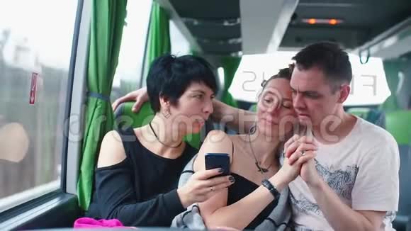 两个女人正和一个代孕伴侣在公共汽车上旅行视频的预览图