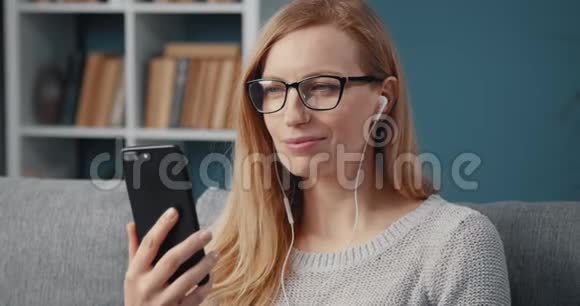 漂亮的女士在智能手机上视频聊天视频的预览图