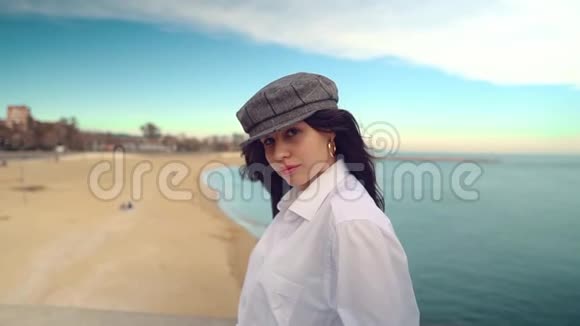 白色衬衫和灰色帽子的年轻漂亮时尚女人的肖像视频的预览图