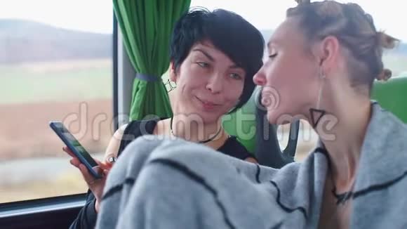 两个女权主义者坐公共汽车旅行视频的预览图