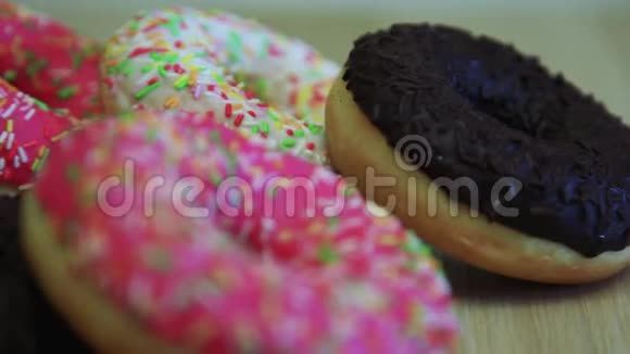 几个甜甜圈躺在桌子上视频的预览图