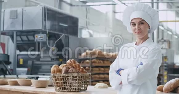 漂亮的女面包师商业大笑面包店的一个行业直视镜头的特写视频的预览图
