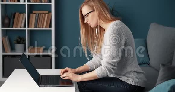 家庭笔记本电脑工作的成熟女性的侧视图视频的预览图