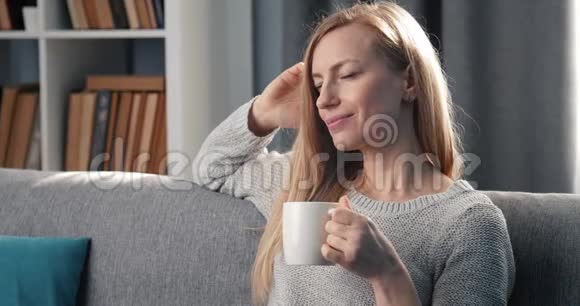 放松的女人在家喝咖啡视频的预览图
