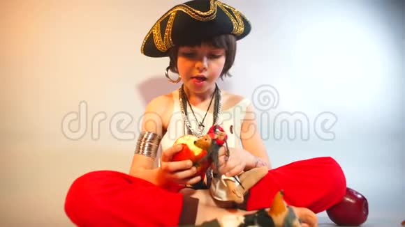 小男孩吃一个苹果戴着帽子和海盗玩视频的预览图