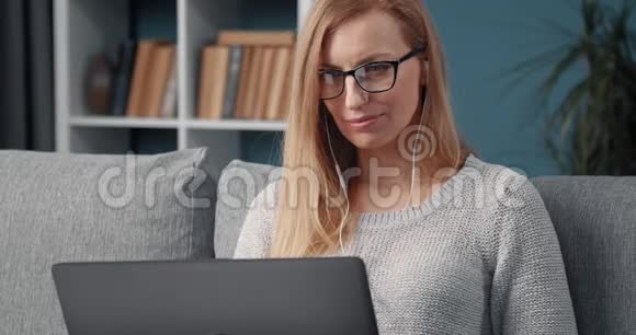劳累的女士完成远程工作后关闭手提电脑视频的预览图