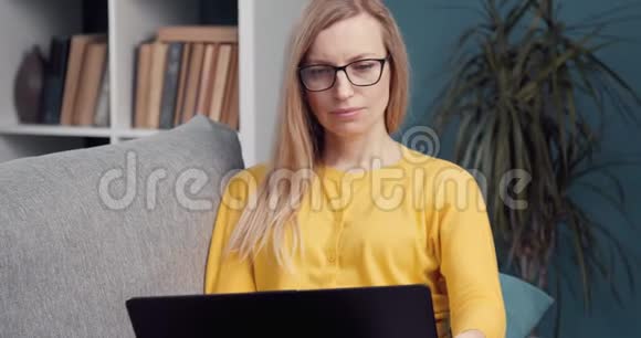集中精力在家里做笔记本电脑的女人视频的预览图