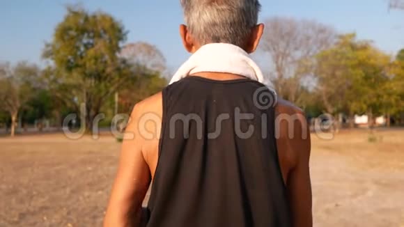亚洲老人的后方在公园慢跑以保持身体健康保健概念视频的预览图