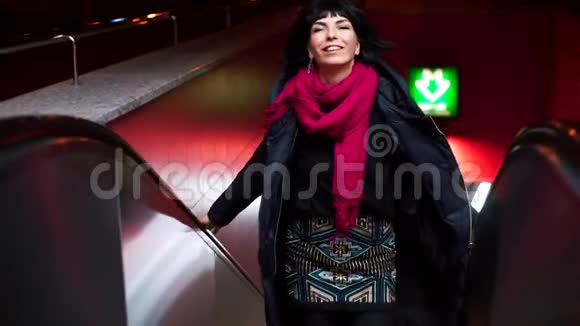 女人在开会前的傍晚在地铁的自动扶梯上站起来视频的预览图