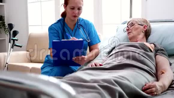 在疗养院做笔记的女护士视频的预览图