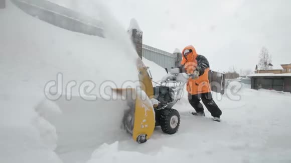 人用扔雪器擦雪推马什丁视频的预览图