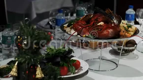 桌子上摆着一个大龙虾的盘子视频的预览图