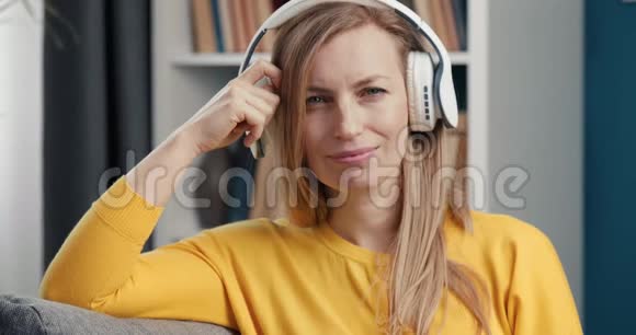 无线耳机听音乐的女性画像视频的预览图