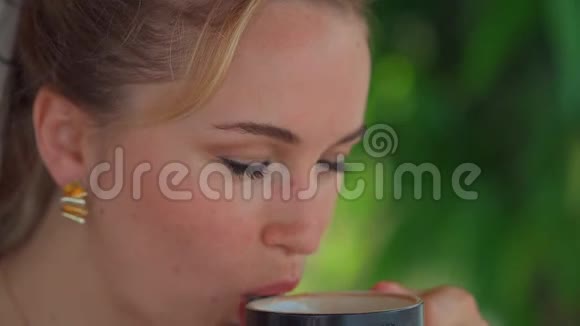 早上在餐馆喝咖啡的女人视频的预览图