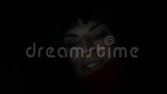 一个女人在夜间公共汽车上使用智能手机的肖像视频的预览图