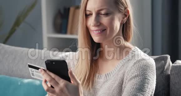 微笑的女士在网上购物视频的预览图