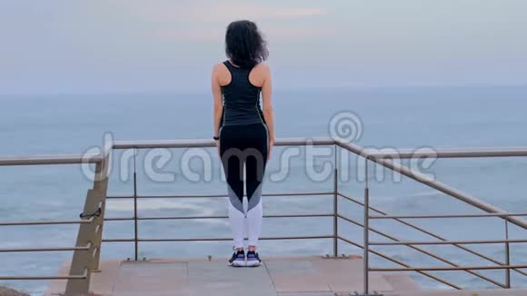 在海滨积极健身的女人做运动视频的预览图