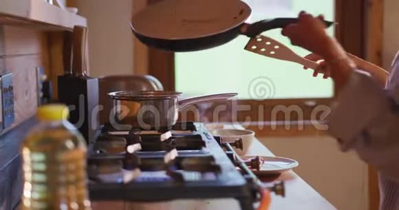 混血妇女在家准备早餐视频的预览图