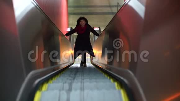 在和男朋友见面之前女孩坐地铁自动扶梯到山顶视频的预览图