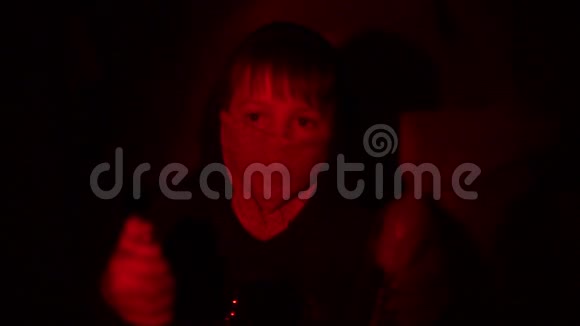 一个脸上绑着绷带的少年试图在夜间点燃一个打火机视频的预览图
