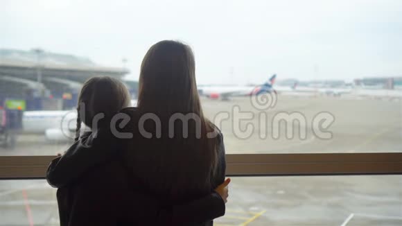 在机场等登机的小孩视频的预览图