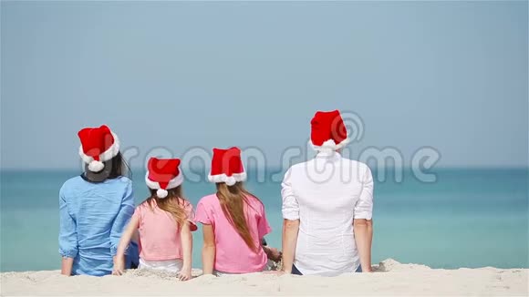 一家人在海滩上庆祝圣诞假期视频的预览图