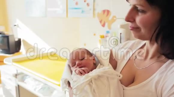 妈妈带着她可爱的小宝宝新生活的第一个小时视频的预览图