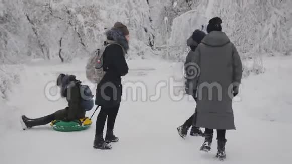 女生高中放学后好玩地骑车和对方在雪地里拉油管视频的预览图