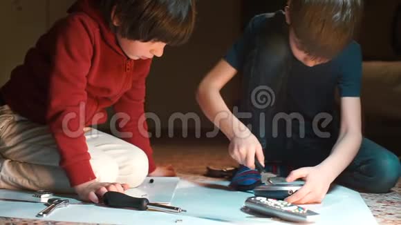 两个兄弟正在学校的地板上玩一个机器人设计师视频的预览图