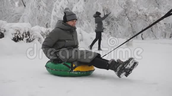 学生们下课后在冬天玩得很开心享受冬天的游戏在雪地里玩骑在油管上视频的预览图