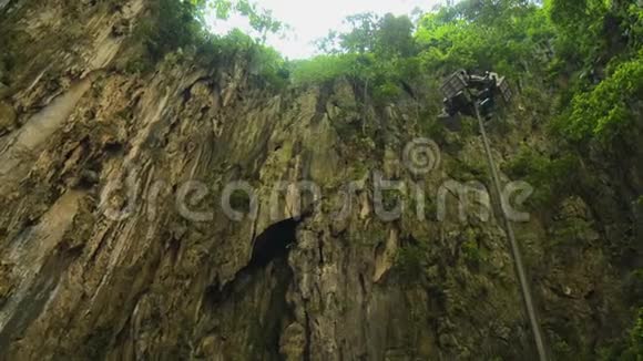 巴图洞穴岩壁视频的预览图
