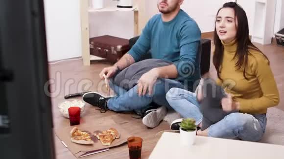 年轻夫妇在看足球比赛时很失望视频的预览图