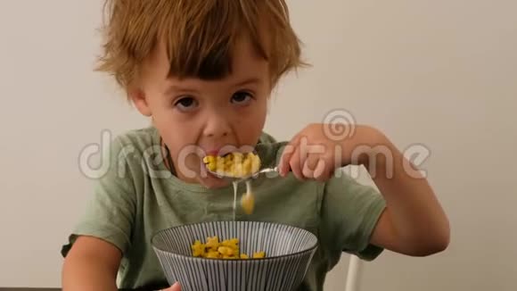 小男孩早餐吃麦片视频的预览图