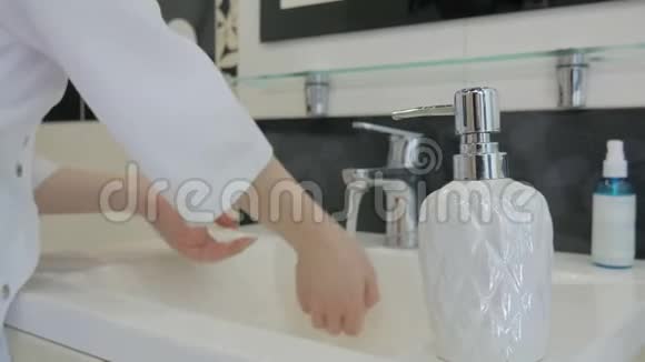 一个护士洗了一个朋友洗手液冠状病毒视频的预览图