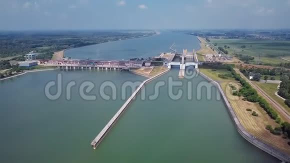 多瑙河空中的大坝和闸门视频的预览图