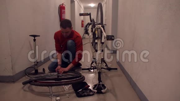 机械师用自行车车轮的橡胶做操纵视频的预览图