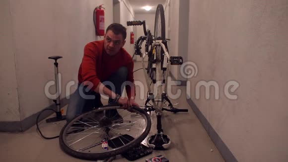 车间的机械师用自行车轮操纵视频的预览图
