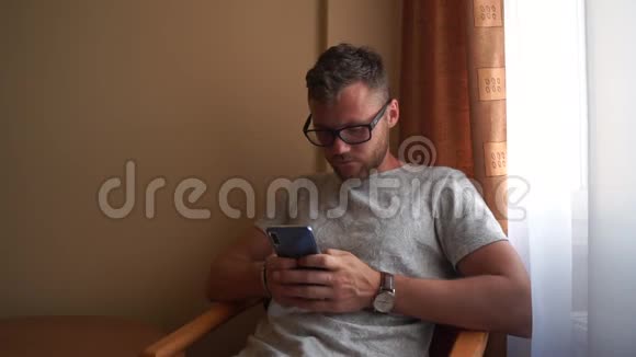 戴眼镜的人红头发手表坐在椅子上打电话视频的预览图