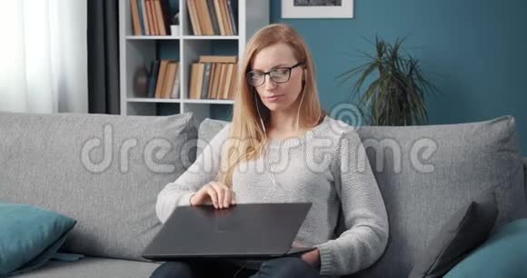 成熟的女士使用笔记本电脑管理家庭事务视频的预览图